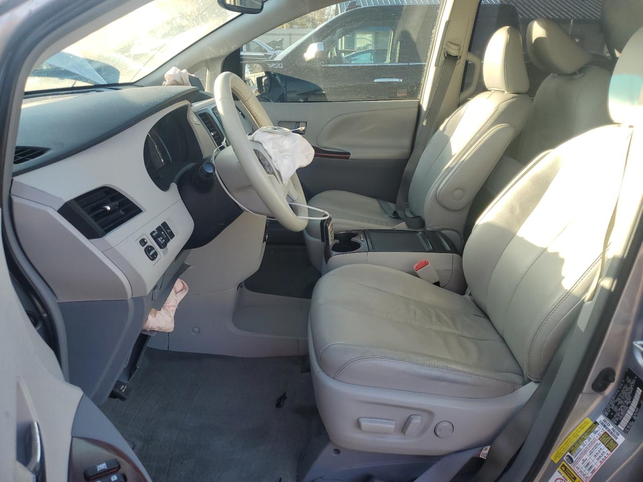 2012 Toyota Sienna - Image 7