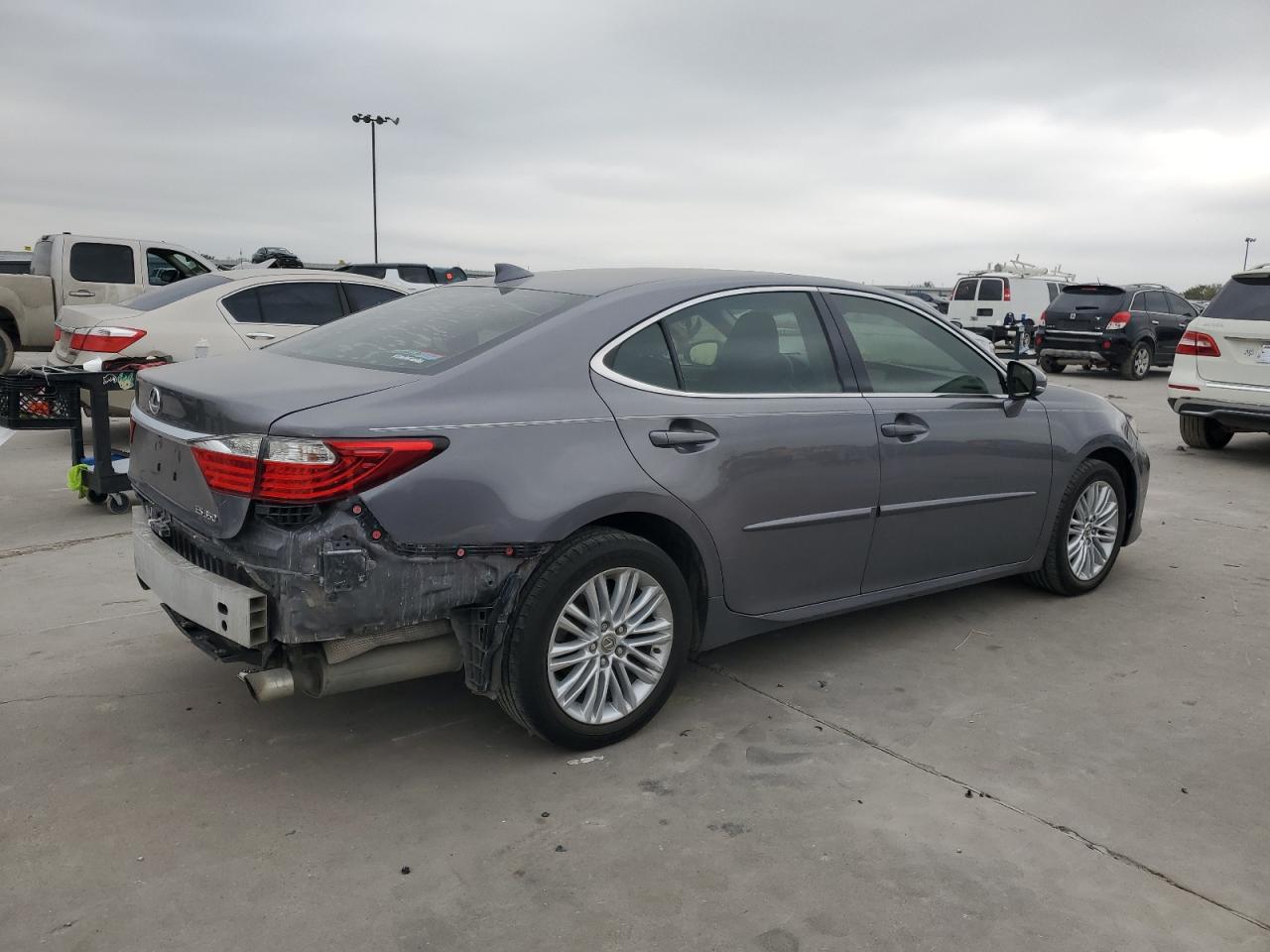 2015 Lexus ES - Image 3