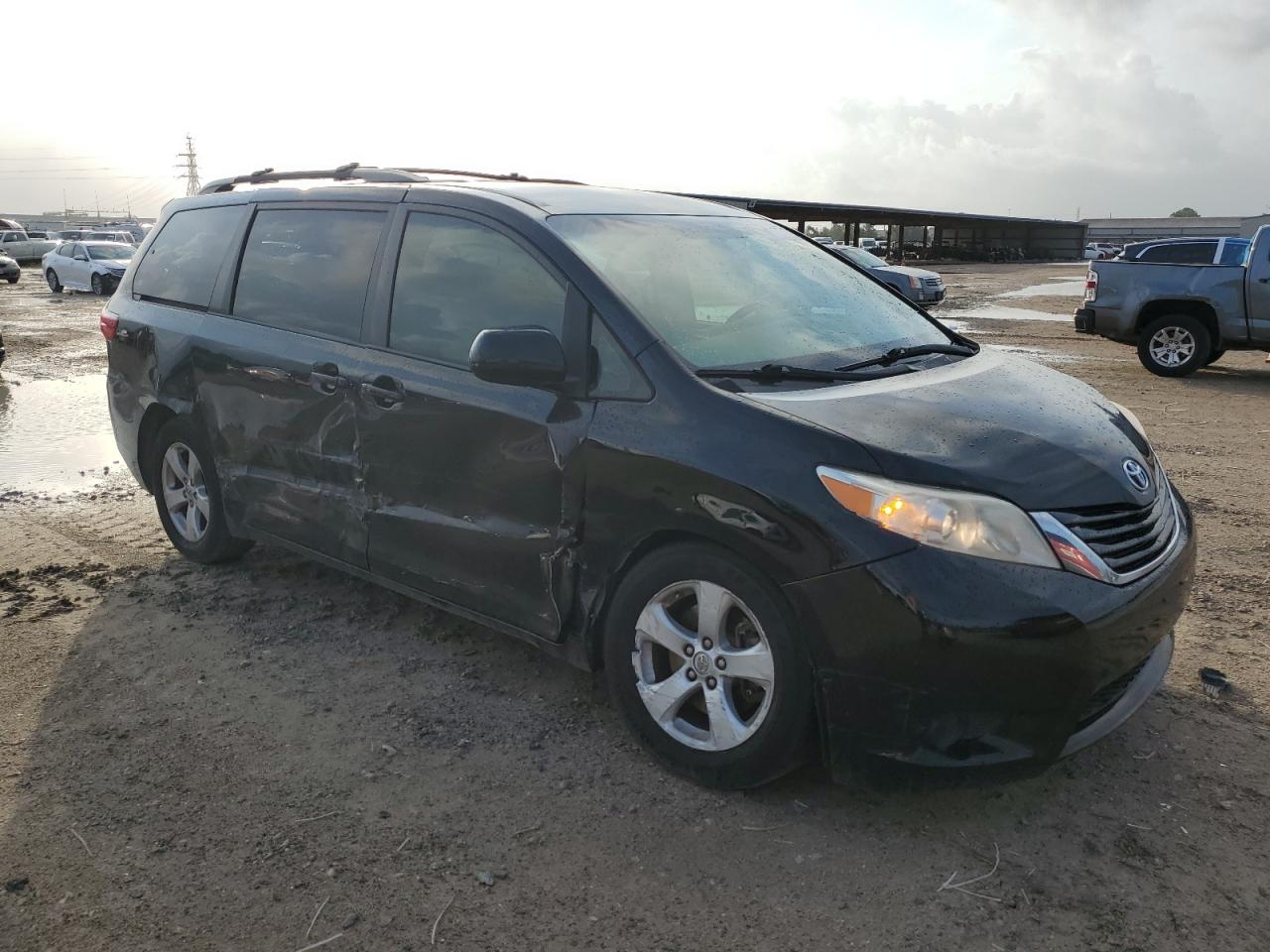 2017 Toyota Sienna - Image 4