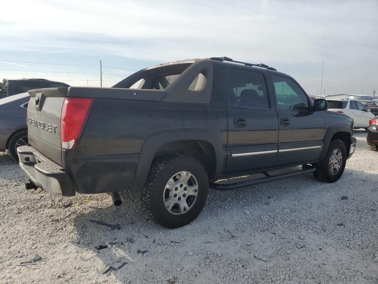 2004 Chevrolet Avalanche - Image 3