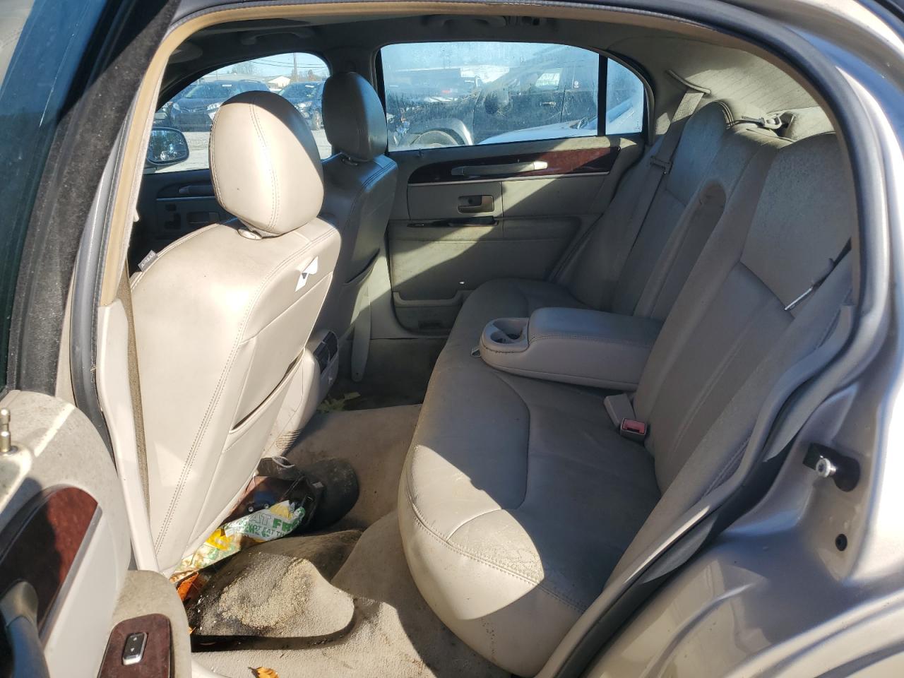 2006 Lincoln Town Car - Image 10