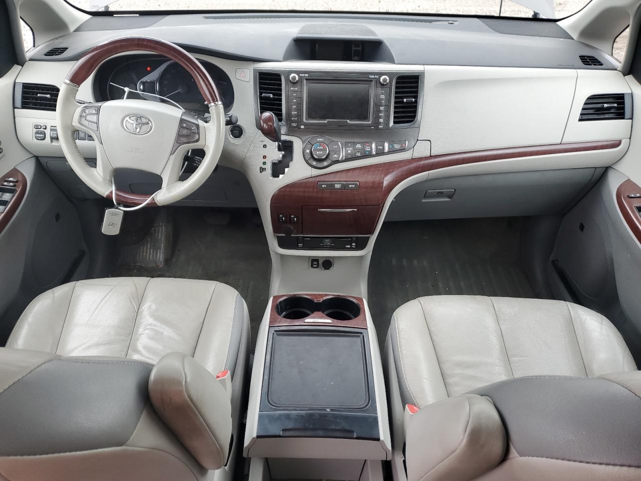 2013 Toyota Sienna - Image 8