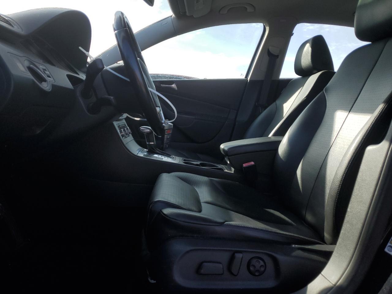 2010 Volkswagen Passat - Image 7