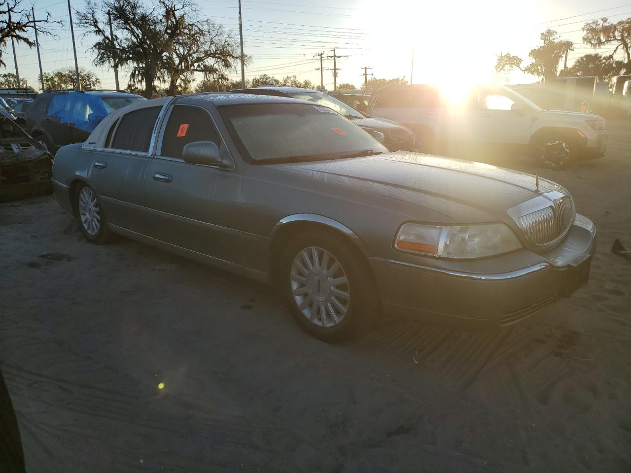 2004 Lincoln Town Car Executive VIN: 1LNHM81WX4Y674295 Lot: 81937454