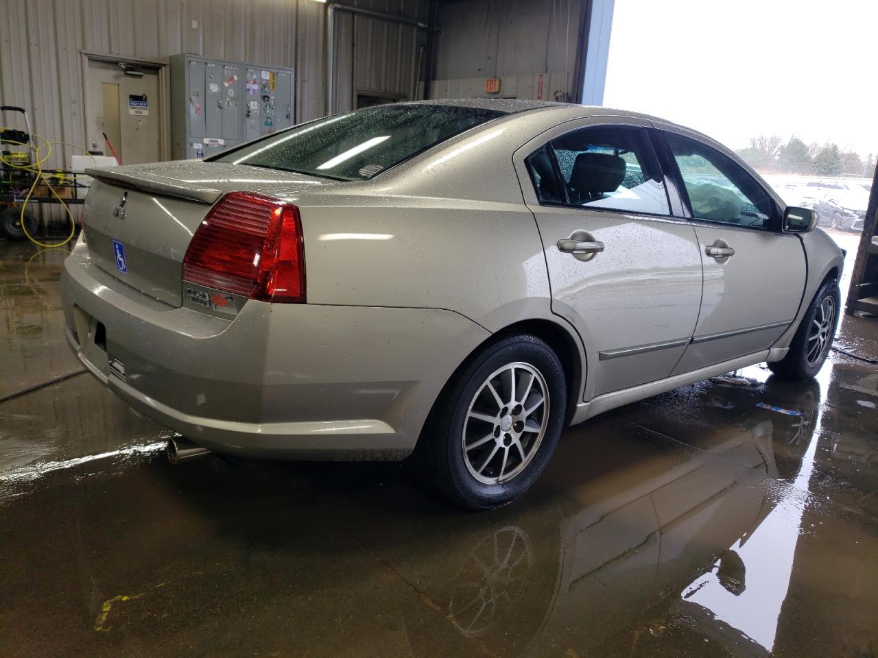 2005 Mitsubishi Galant - Image 3