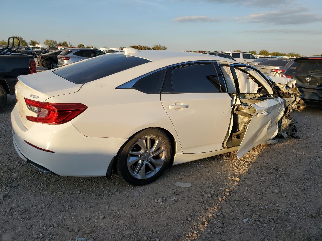 VIN 1HGCV1F19JA110837 2018 HONDA ACCORD no.3