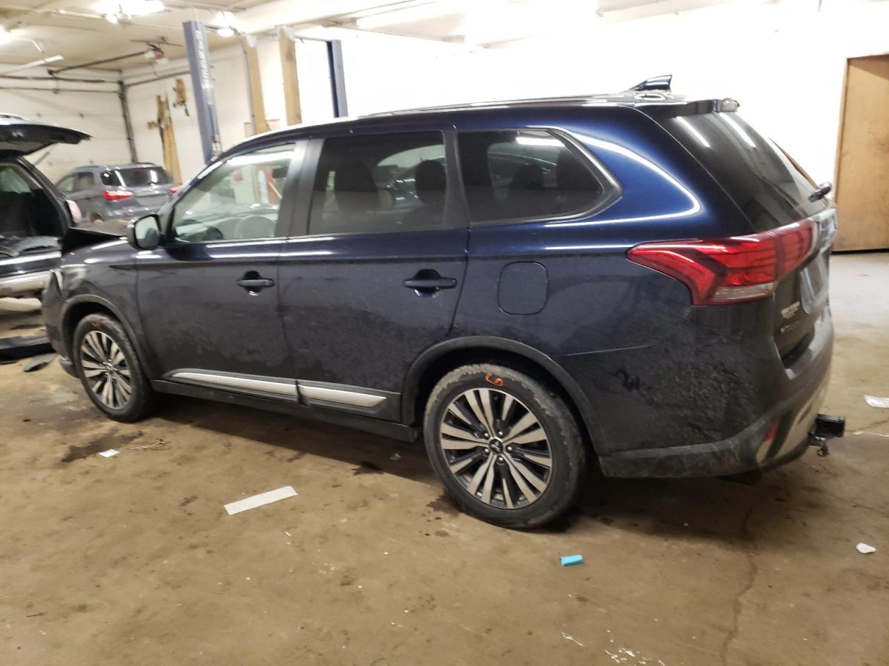 2019 Mitsubishi Outlander - Image 2