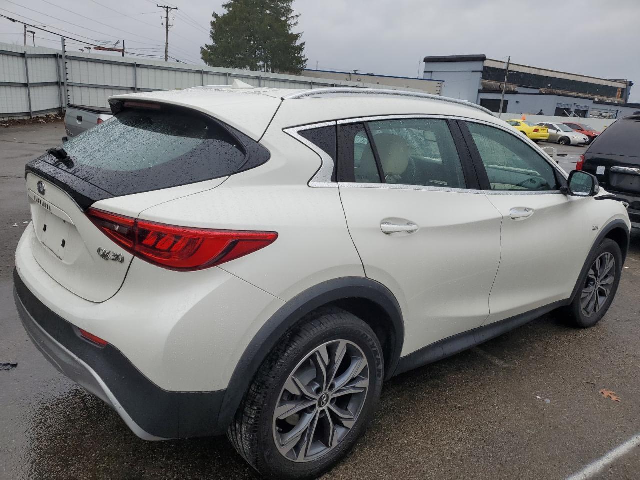 VIN SJKCH5CR3JA049005 2018 INFINITI QX30 no.3