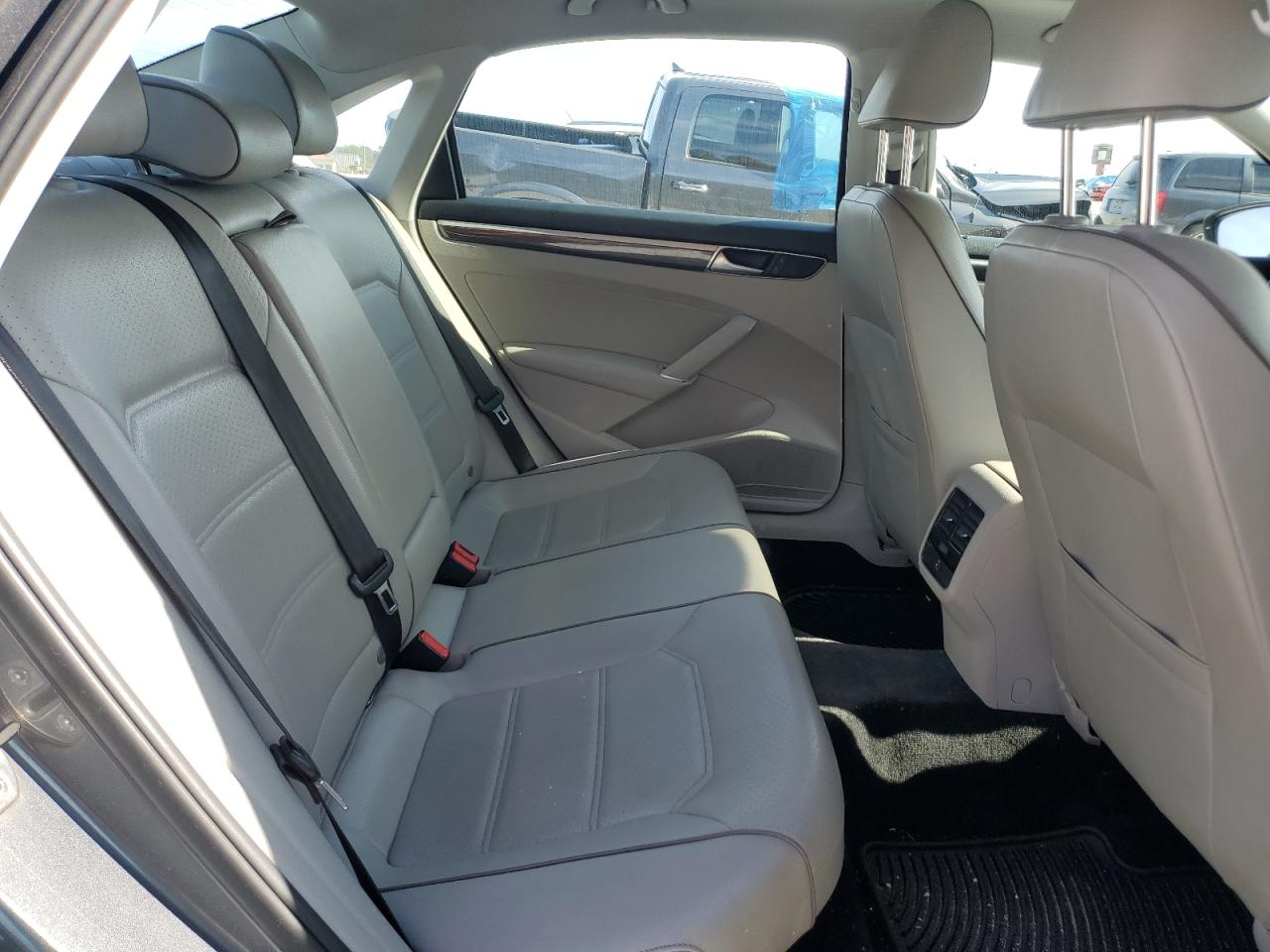 2016 Volkswagen Passat - Image 10