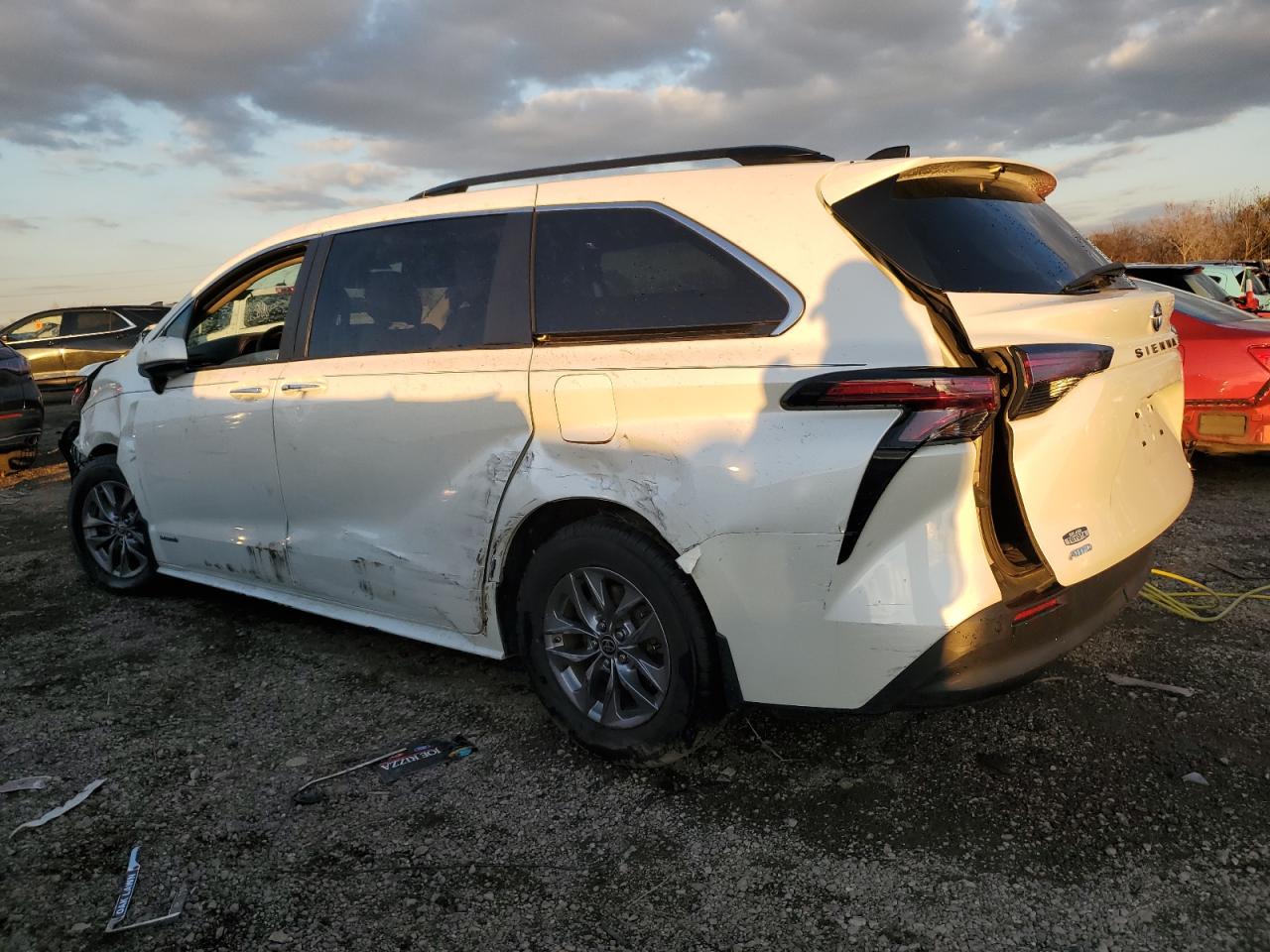 2021 Toyota Sienna - Image 2