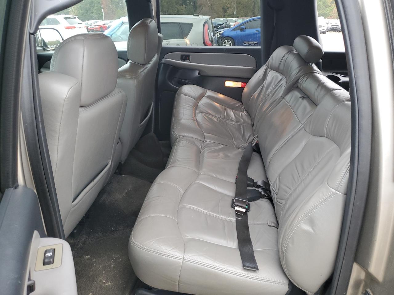 2001 Chevrolet Suburban - Image 11