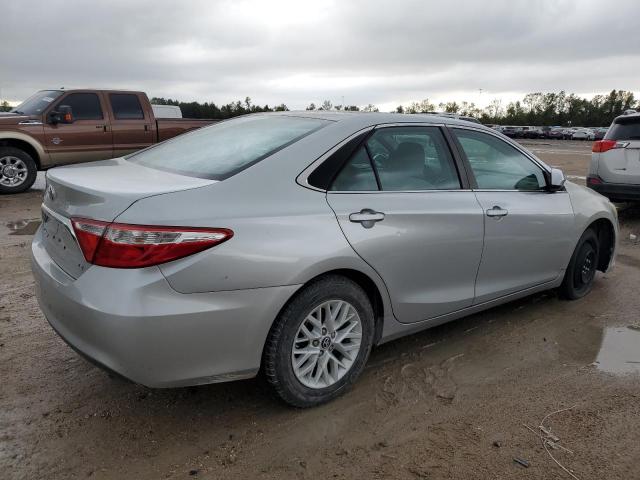 Sedans TOYOTA CAMRY 2016 Srebrny