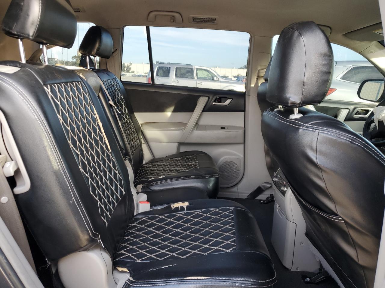 2012 Toyota Highlander - Image 11