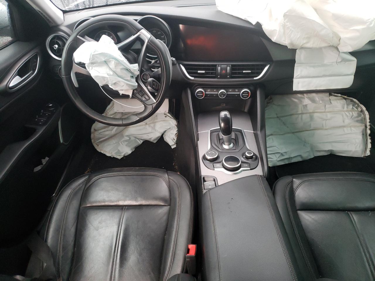 2017 Alfa Romeo Giulia - Image 8