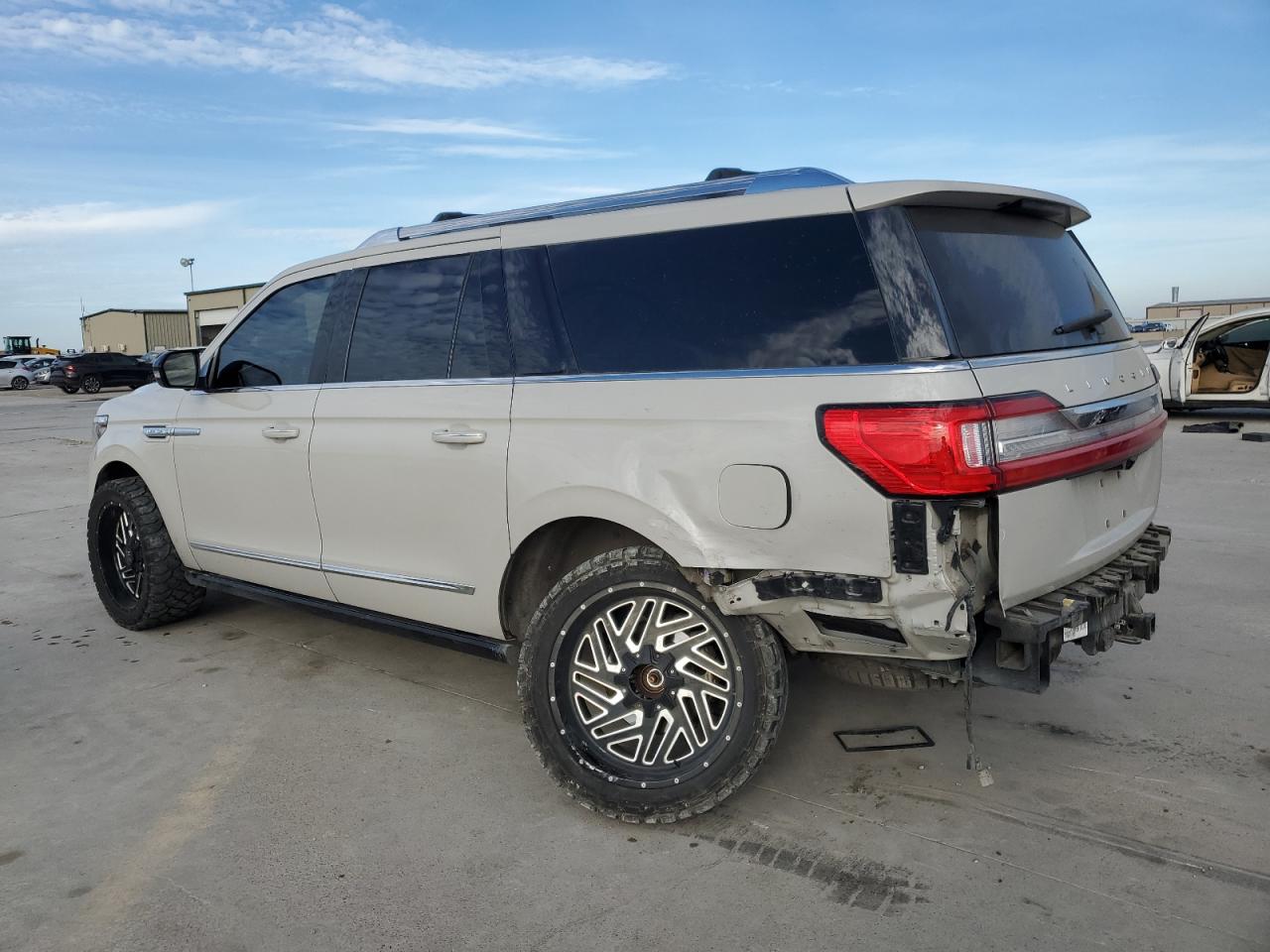 2020 Lincoln Navigator - Image 2