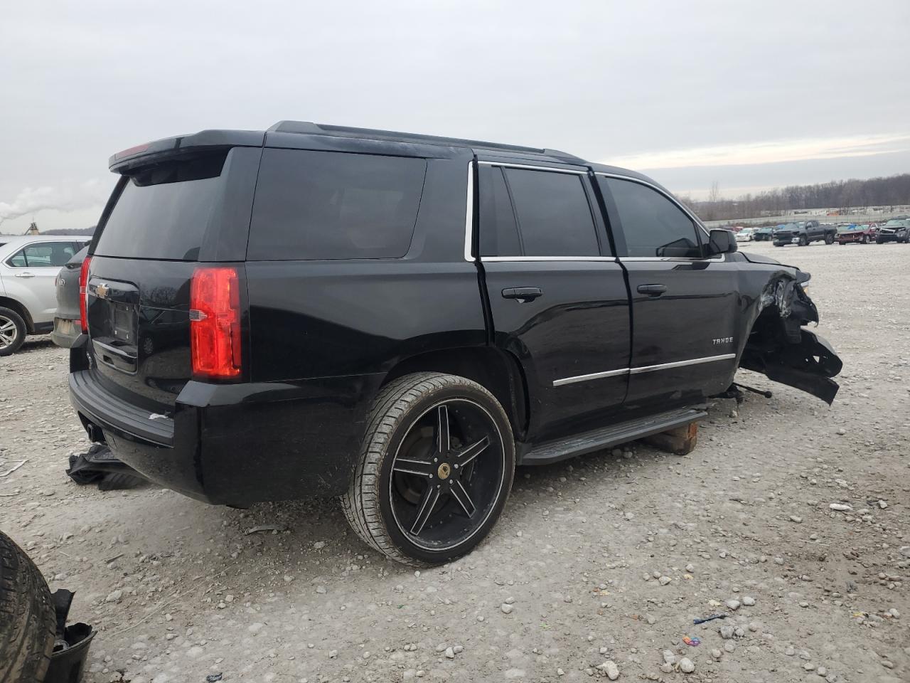 VIN 1GNSCBKC2HR115684 2017 CHEVROLET TAHOE no.3