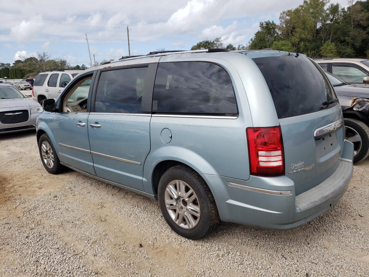 2008 Chrysler Town & Country - Image 2