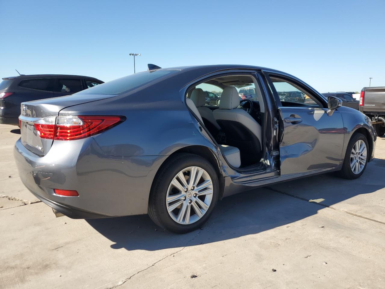 2015 Lexus ES - Image 3