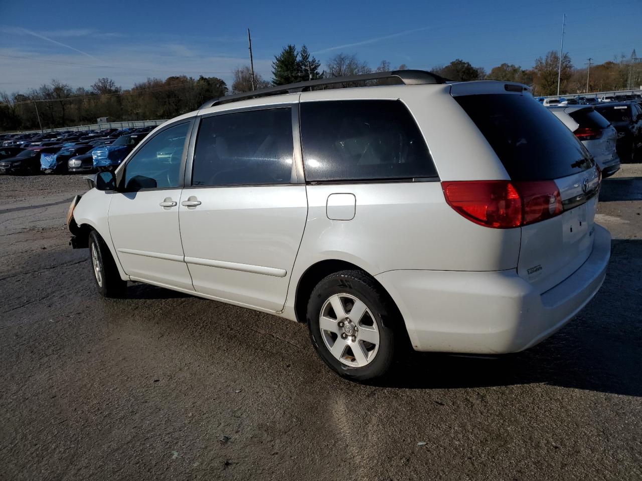 2010 Toyota Sienna - Image 2
