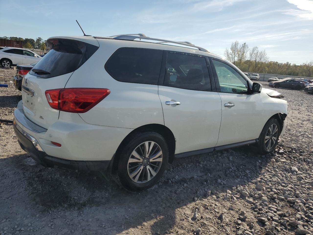 2017 Nissan Pathfinder - Image 3