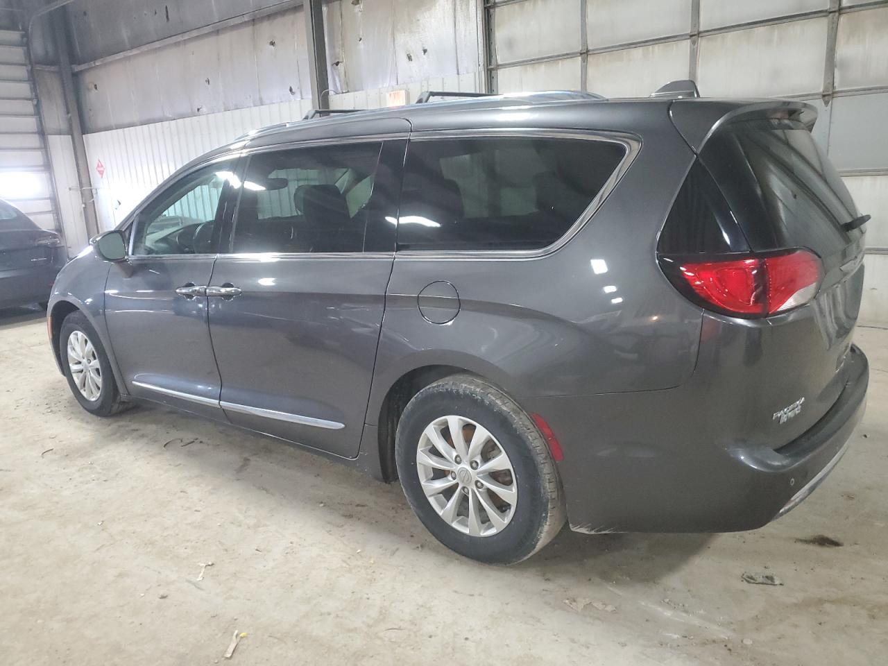 2018 Chrysler Pacifica - Image 2
