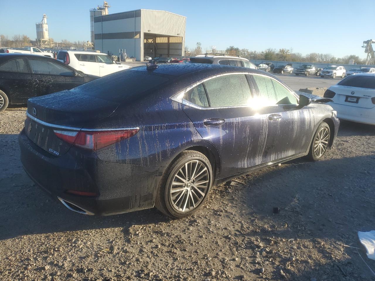 2023 Lexus ES - Image 3