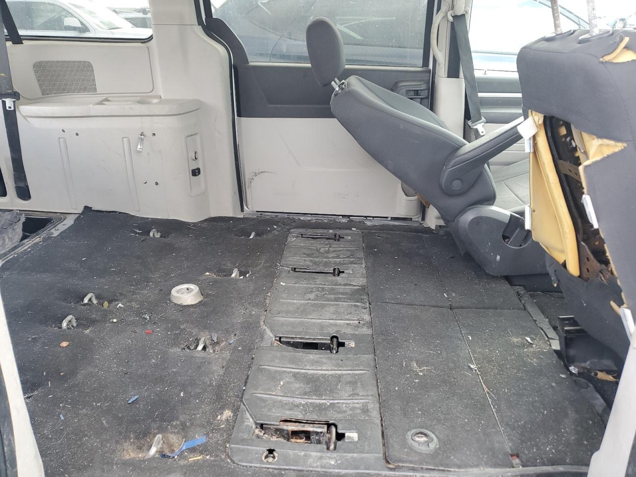 2008 Dodge Caravan - Image 12