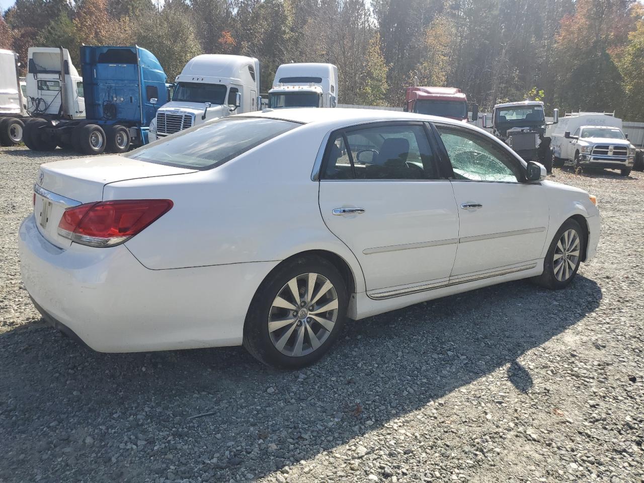 2011 Toyota Avalon - Image 3