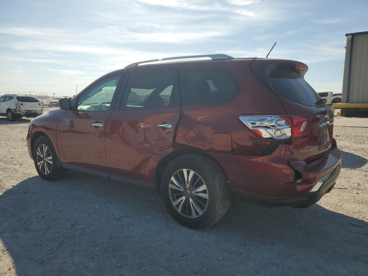2017 Nissan Pathfinder - Image 2