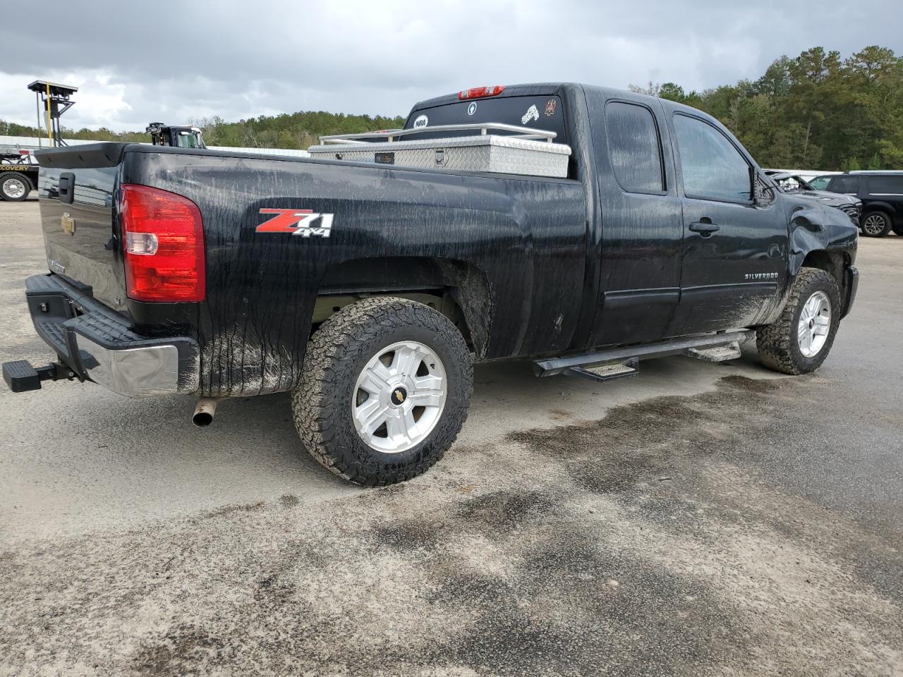 2011 Chevrolet Silverado - Image 3