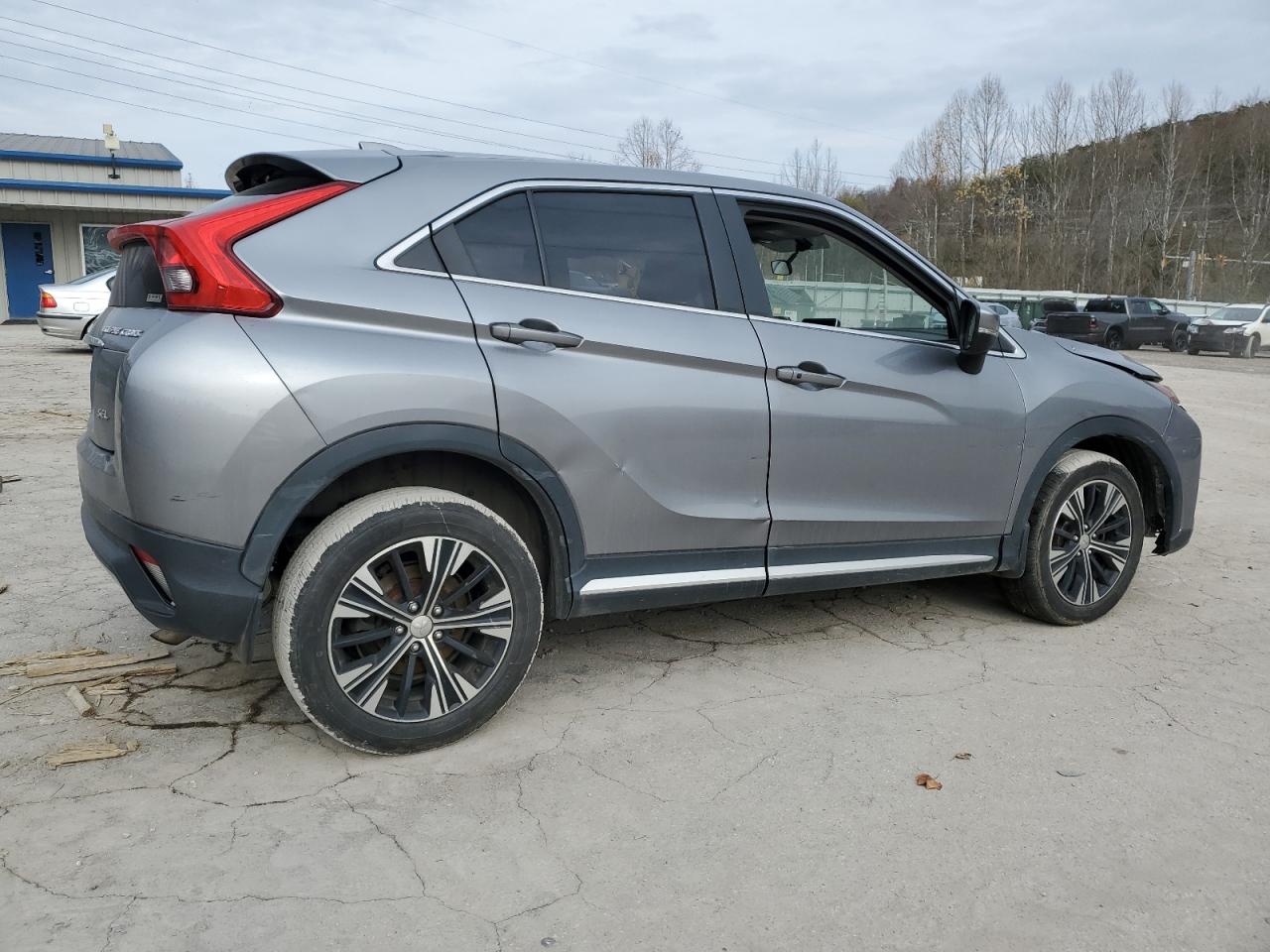 MITSUBISHI ECLIPSE 2018 JA4AT5AAXJZ037984 Photo 3