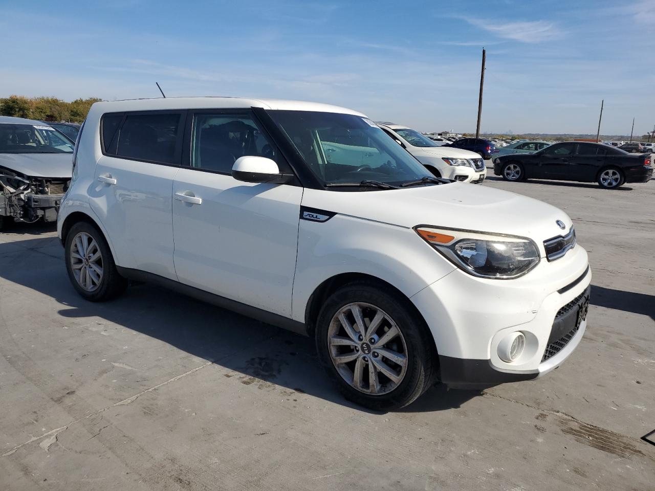 VIN KNDJP3A58J7605890 2018 KIA SOUL no.4