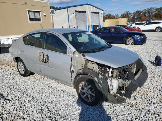  NISSAN VERSA 2018 Srebrny