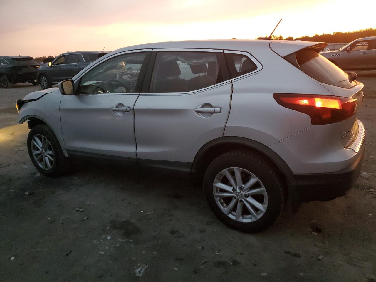 2018 Nissan Rogue - Image 2