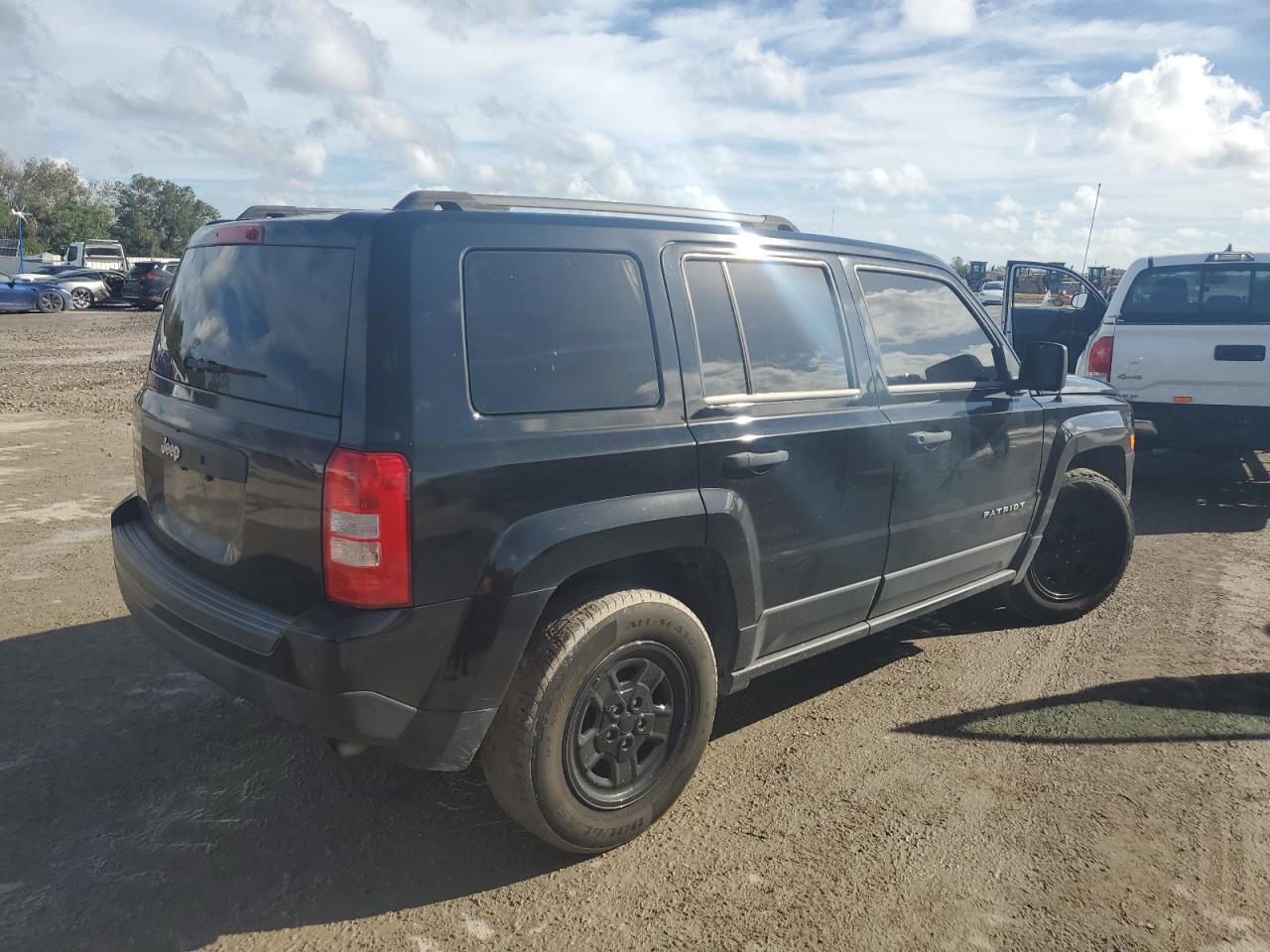 VIN 1C4NJPBA4ED642531 2014 JEEP PATRIOT no.3