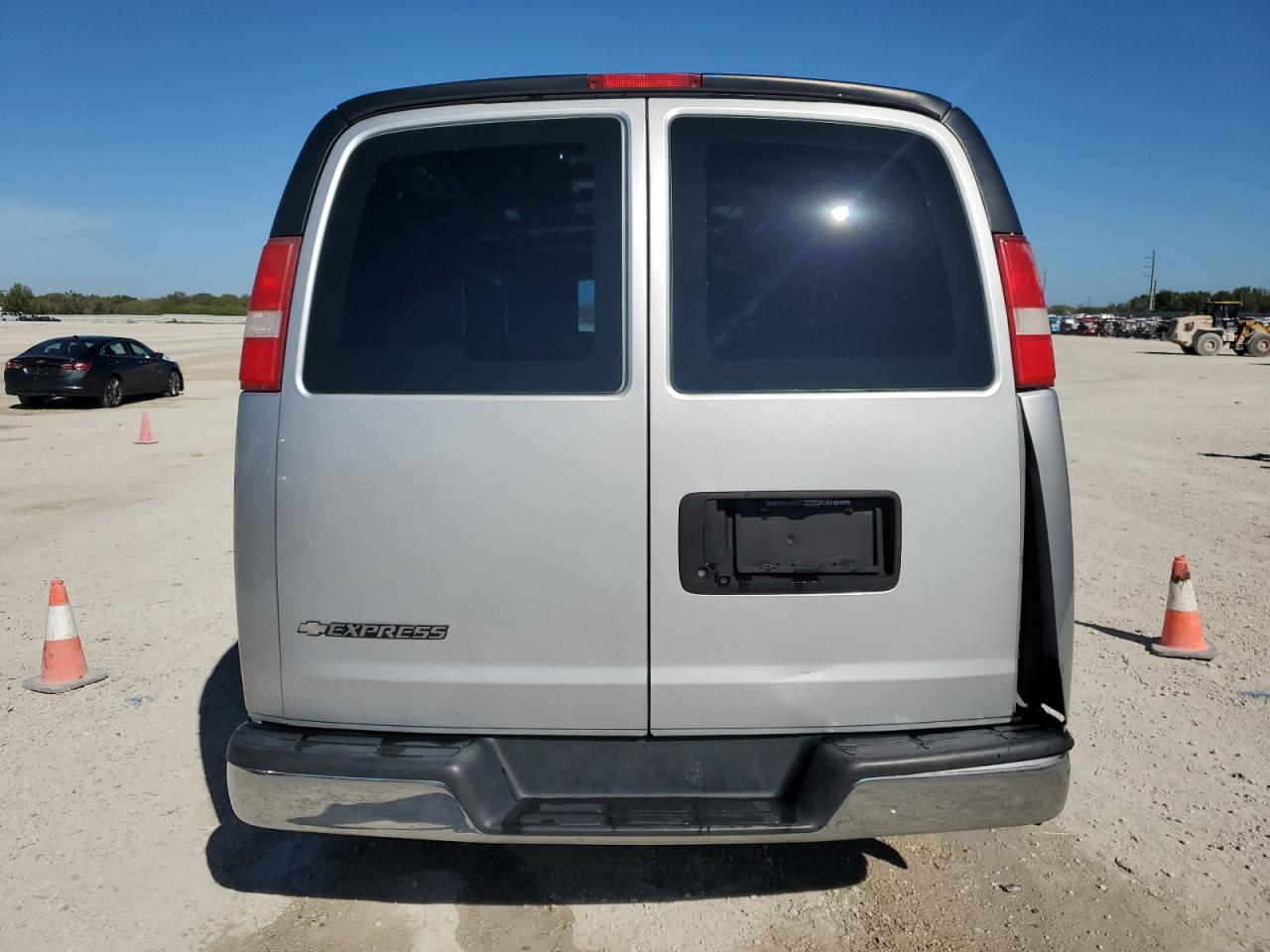 2017 Chevrolet Express - Image 6
