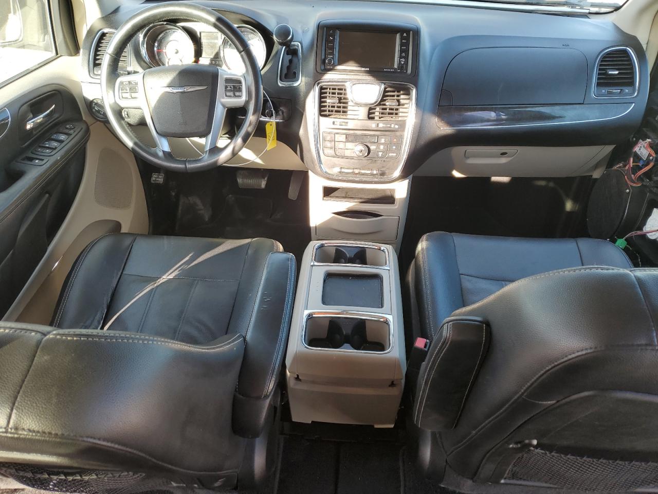 2014 Chrysler Town & Country - Image 8