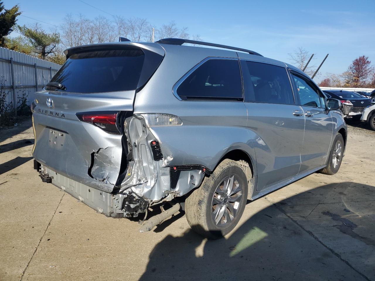 2021 Toyota Sienna - Image 3