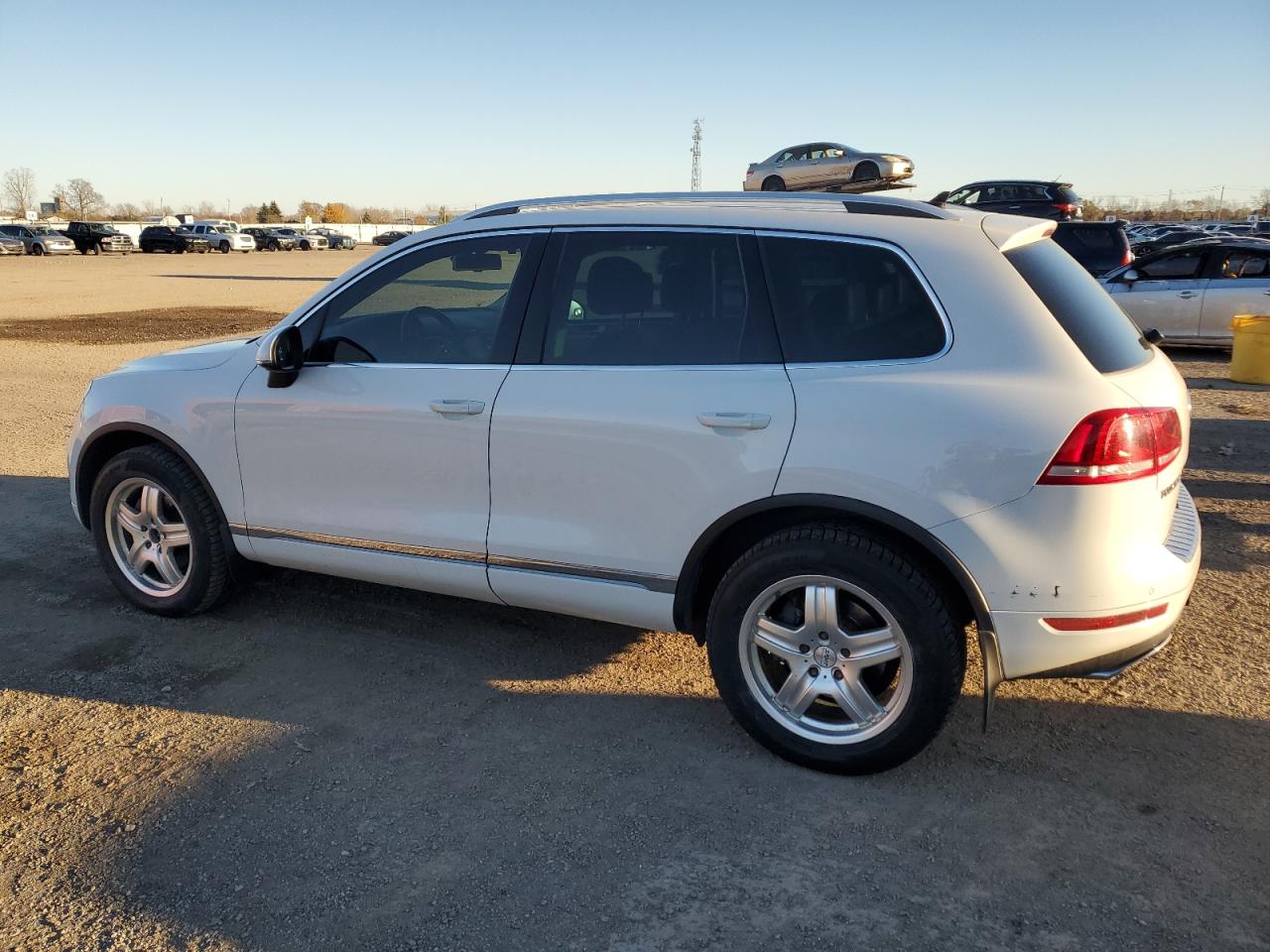 2014 Volkswagen Touareg - Image 2