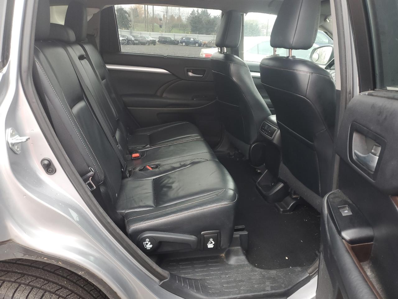 2015 Toyota Highlander - Image 11