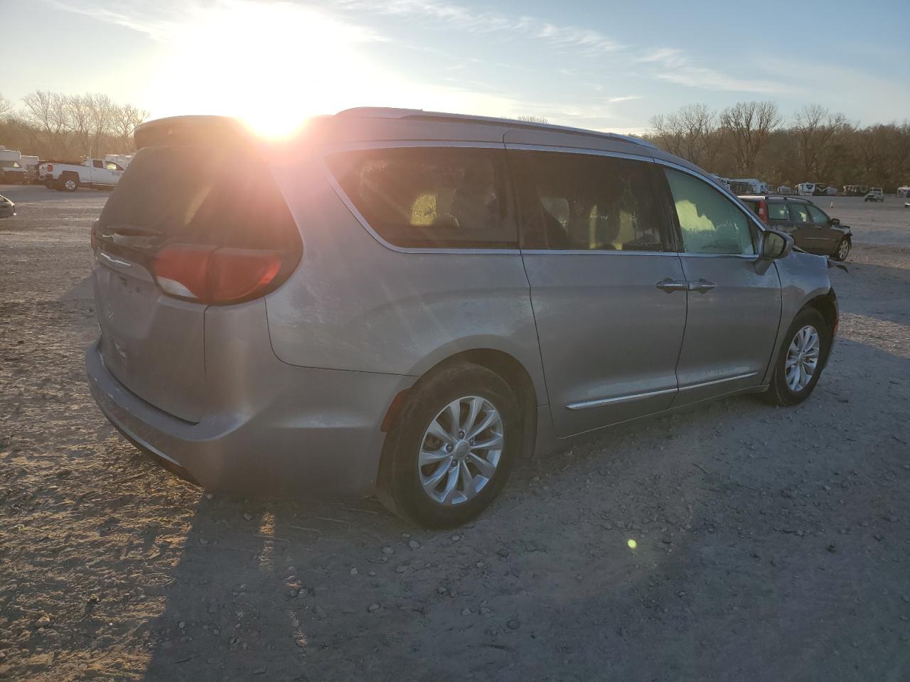 2018 Chrysler Pacifica - Image 3