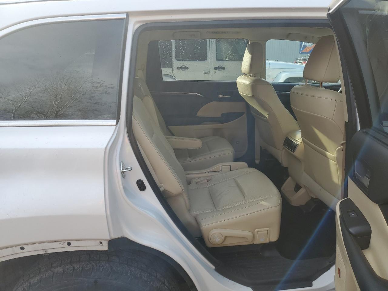 2015 Toyota Highlander - Image 11