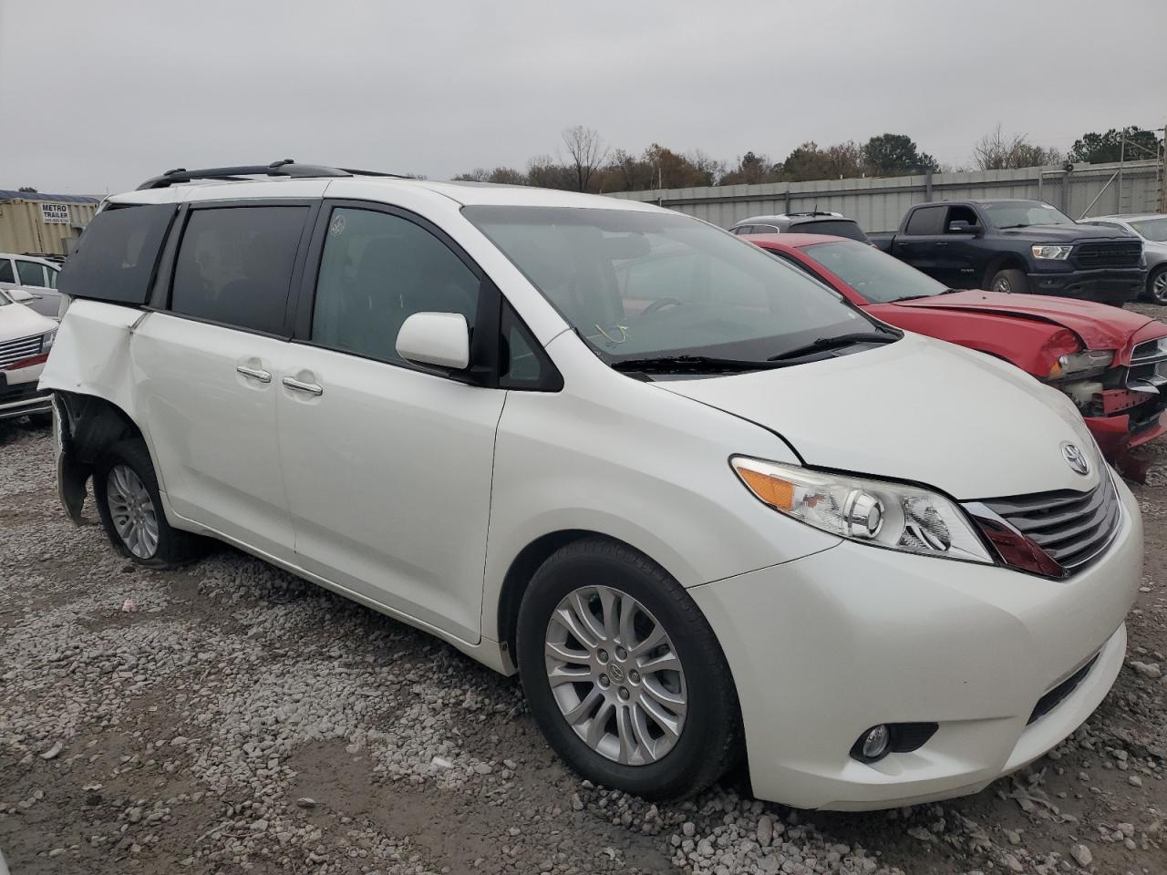 2015 Toyota Sienna - Image 4