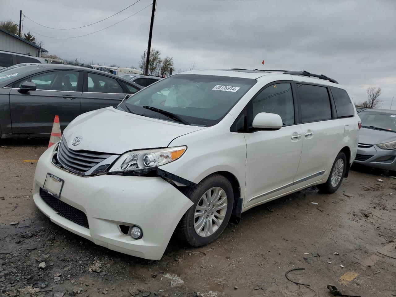 2015 Toyota Sienna - Image 1