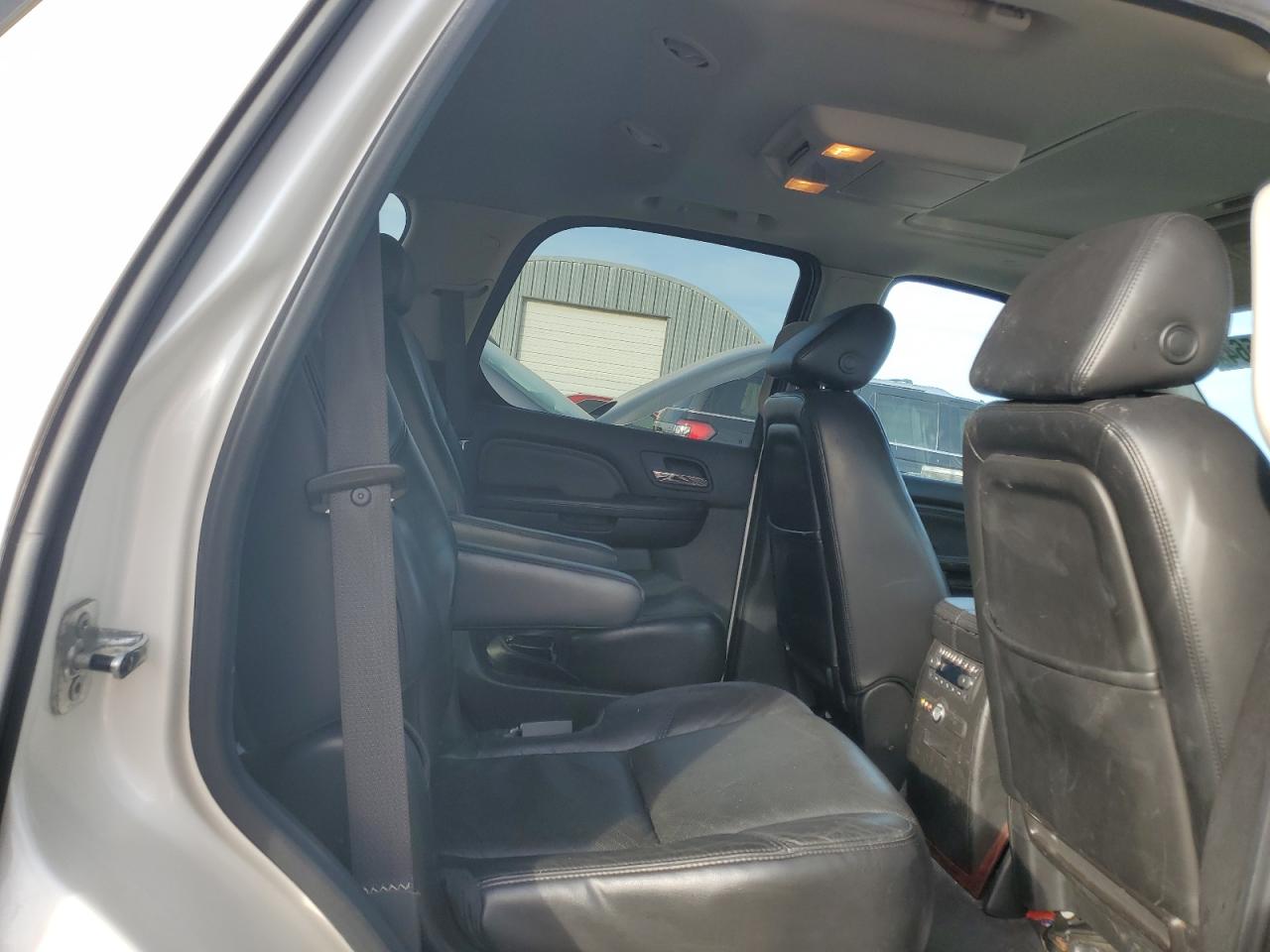 2008 Cadillac Escalade - Image 11