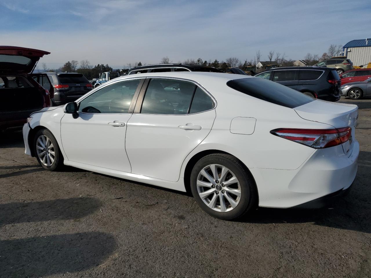 VIN 4T1B11HK8JU631084 2018 TOYOTA CAMRY no.2