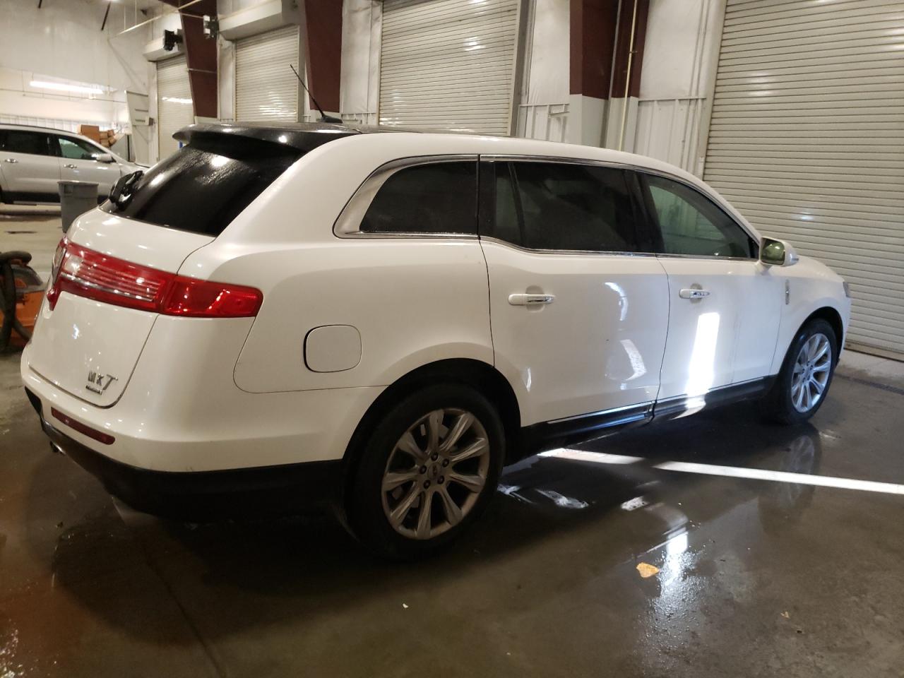 2015 Lincoln MKT - Image 3