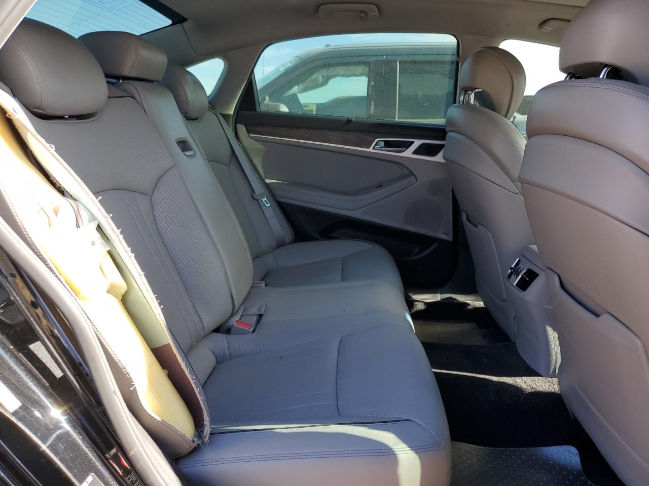 2015 Hyundai Genesis - Image 10