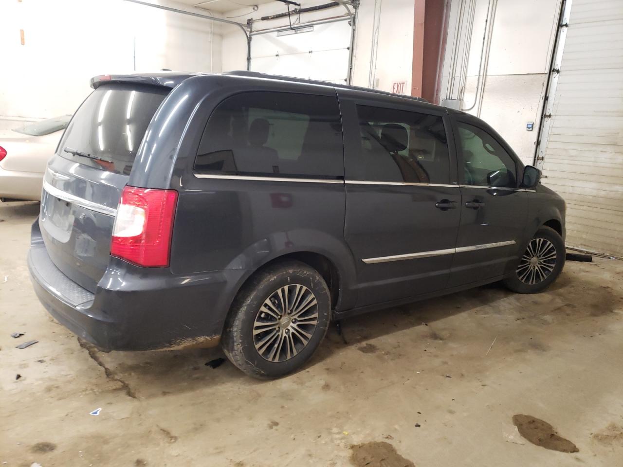 2014 Chrysler Town & Country - Image 3