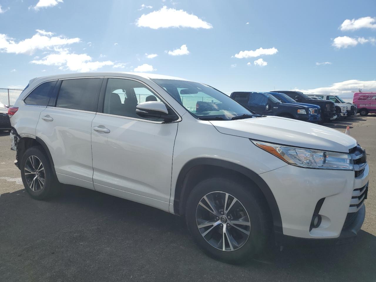 2017 Toyota Highlander - Image 4